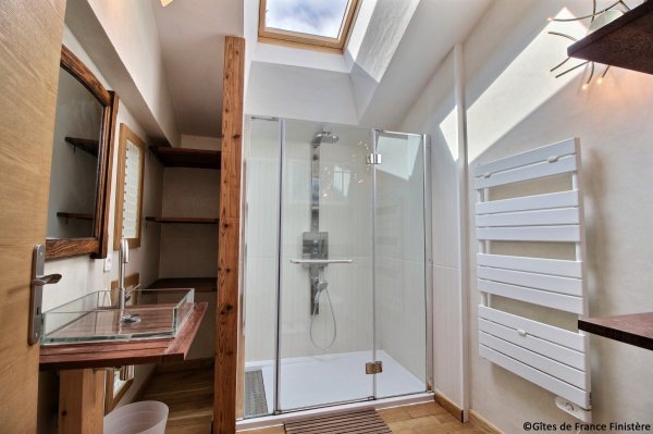 Salle de bain avec douche